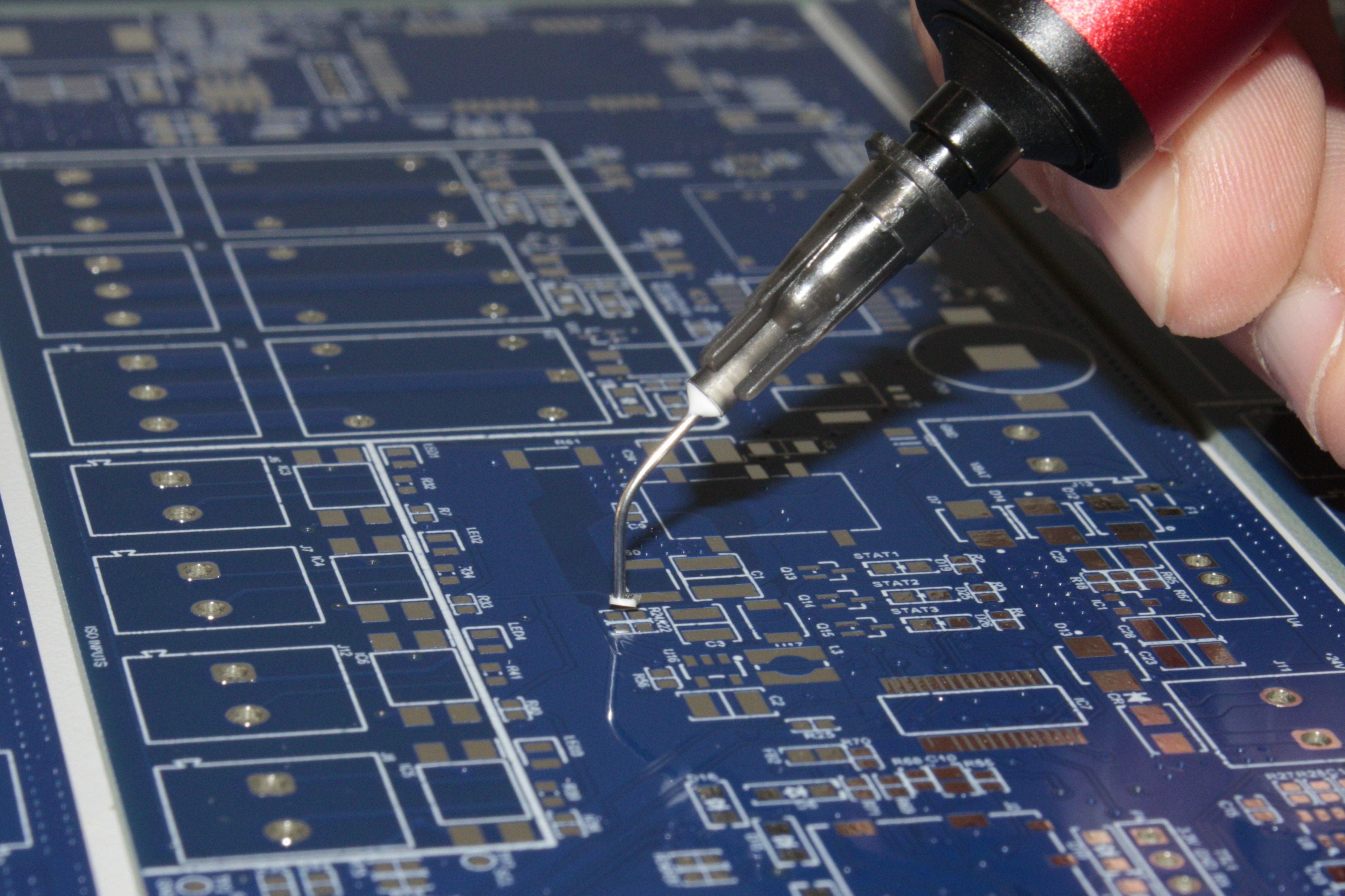 Picks and places every component with precision